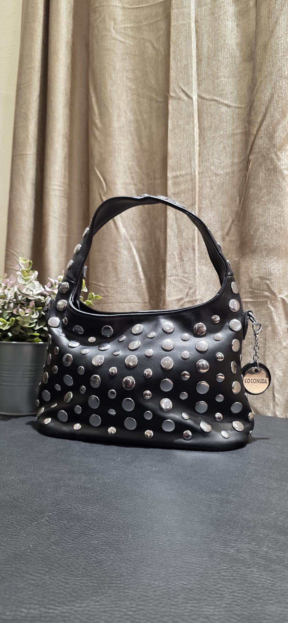 Borsa in ecopelle con borchie