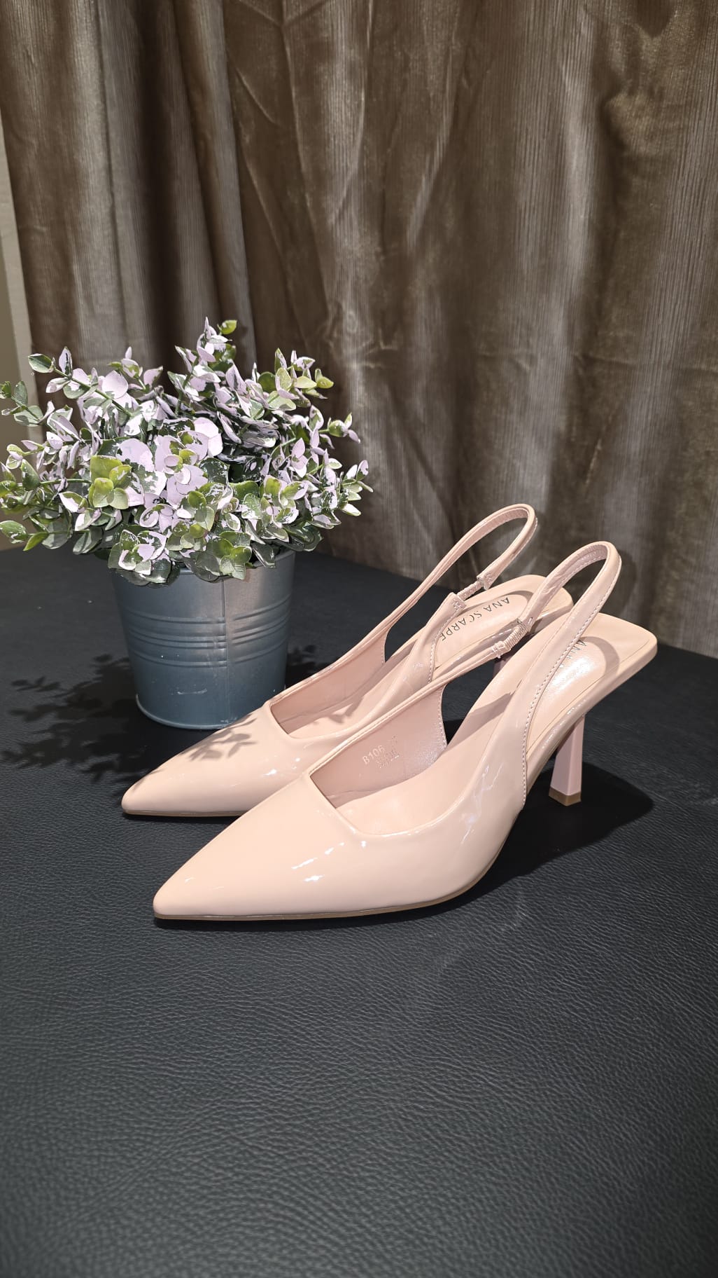 Scarpa in vernice nude